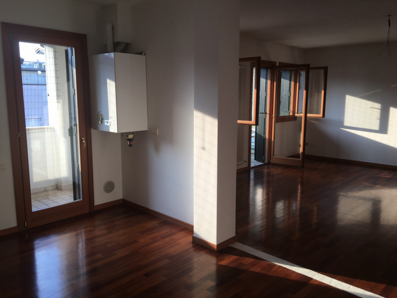 All'interno di una signorile palazzina, proponiamo un ampio appartamento duplex al secondo piano,...