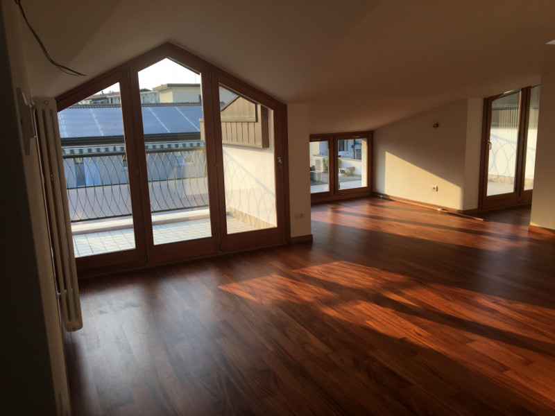 All'interno di una signorile palazzina, proponiamo un ampio appartamento duplex al secondo piano,...