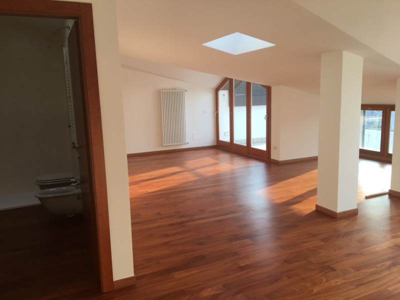 All'interno di una signorile palazzina, proponiamo un ampio appartamento duplex al secondo piano,...