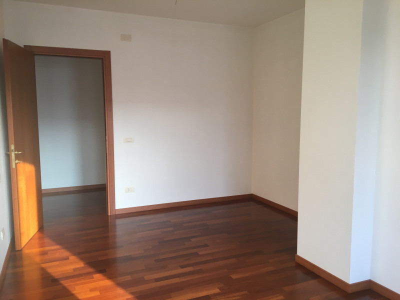 All'interno di una signorile palazzina, proponiamo un ampio appartamento duplex al secondo piano,...