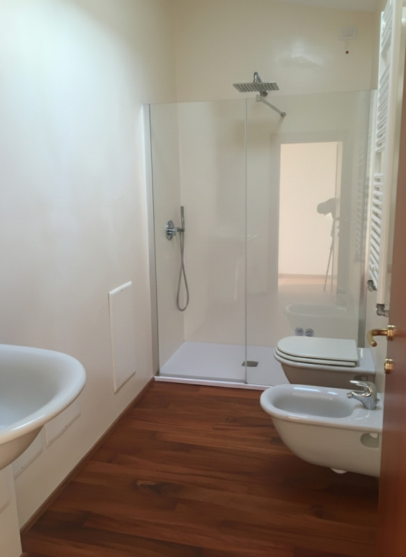 All'interno di una signorile palazzina, proponiamo un ampio appartamento duplex al secondo piano,...