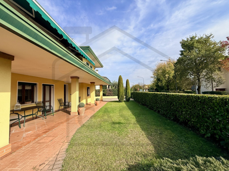 ABANO TERME - In uno dei quartieri più verdi e prestigiosi di Abano Terme, immersa nella quiete e...