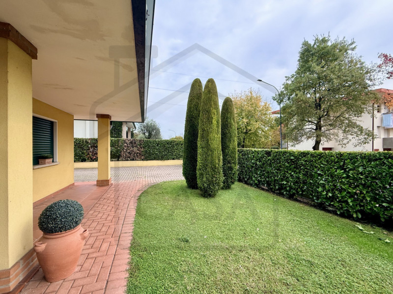 ABANO TERME - In uno dei quartieri più verdi e prestigiosi di Abano Terme, immersa nella quiete e...