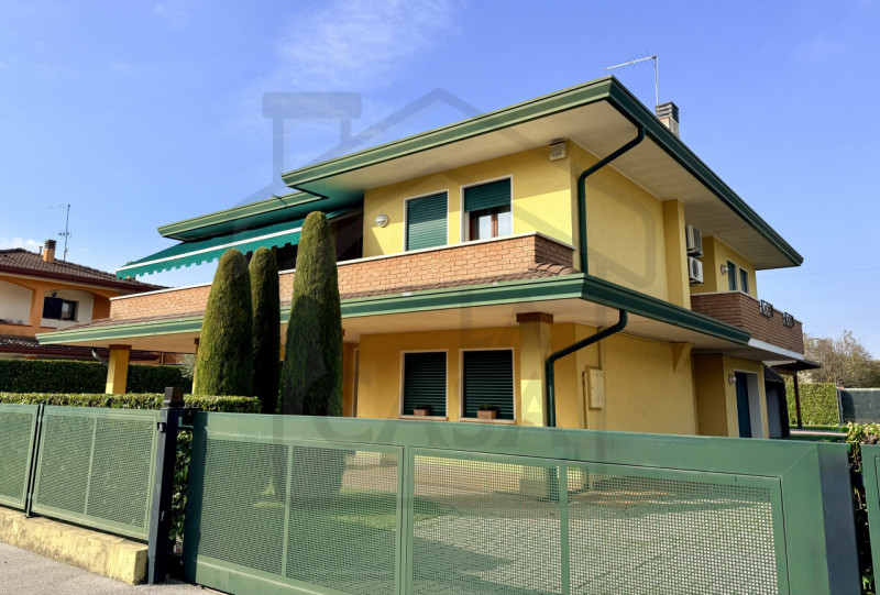 ABANO TERME - In uno dei quartieri più verdi e prestigiosi di Abano Terme, immersa nella quiete e...