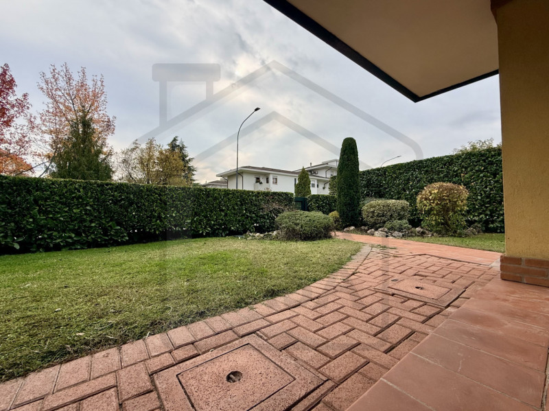 ABANO TERME - In uno dei quartieri più verdi e prestigiosi di Abano Terme, immersa nella quiete e...