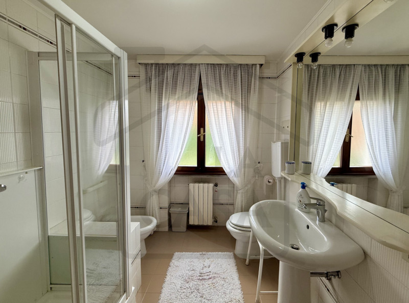 ABANO TERME - In uno dei quartieri più verdi e prestigiosi di Abano Terme, immersa nella quiete e...