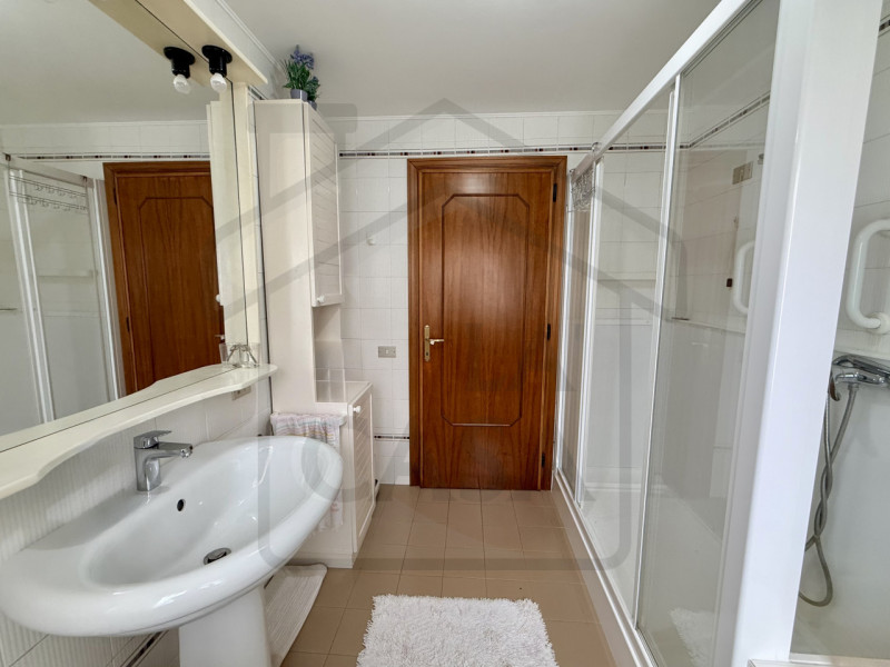 ABANO TERME - In uno dei quartieri più verdi e prestigiosi di Abano Terme, immersa nella quiete e...