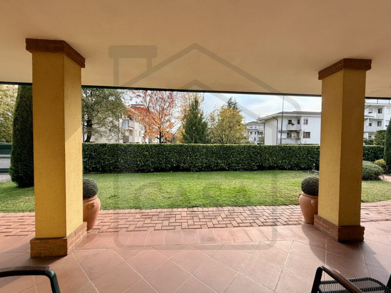 ABANO TERME - In uno dei quartieri più verdi e prestigiosi di Abano Terme, immersa nella quiete e...