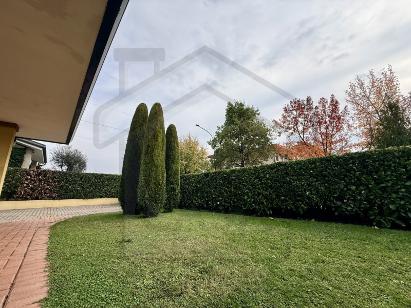 ABANO TERME - In uno dei quartieri più verdi e prestigiosi di Abano Terme, immersa nella quiete e...