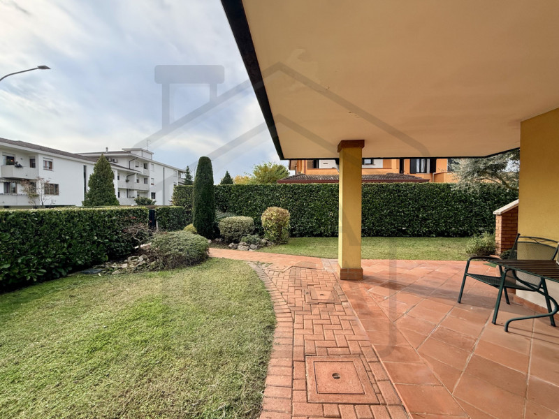 ABANO TERME - In uno dei quartieri più verdi e prestigiosi di Abano Terme, immersa nella quiete e...