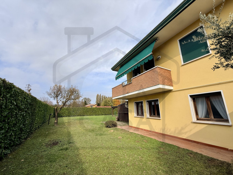 ABANO TERME - In uno dei quartieri più verdi e prestigiosi di Abano Terme, immersa nella quiete e...