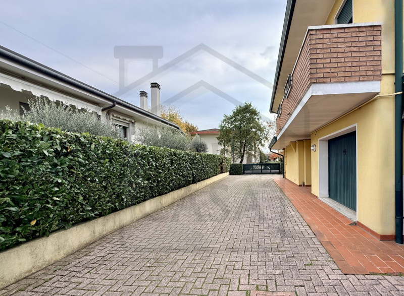 ABANO TERME - In uno dei quartieri più verdi e prestigiosi di Abano Terme, immersa nella quiete e...