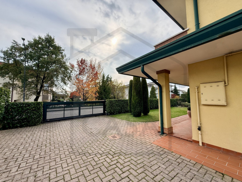 ABANO TERME - In uno dei quartieri più verdi e prestigiosi di Abano Terme, immersa nella quiete e...