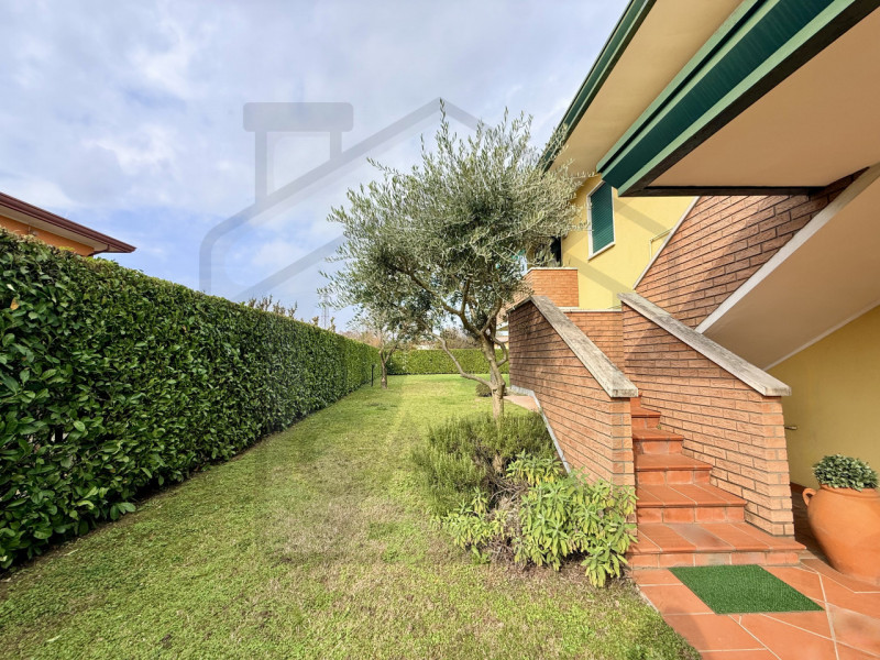 ABANO TERME - In uno dei quartieri più verdi e prestigiosi di Abano Terme, immersa nella quiete e...