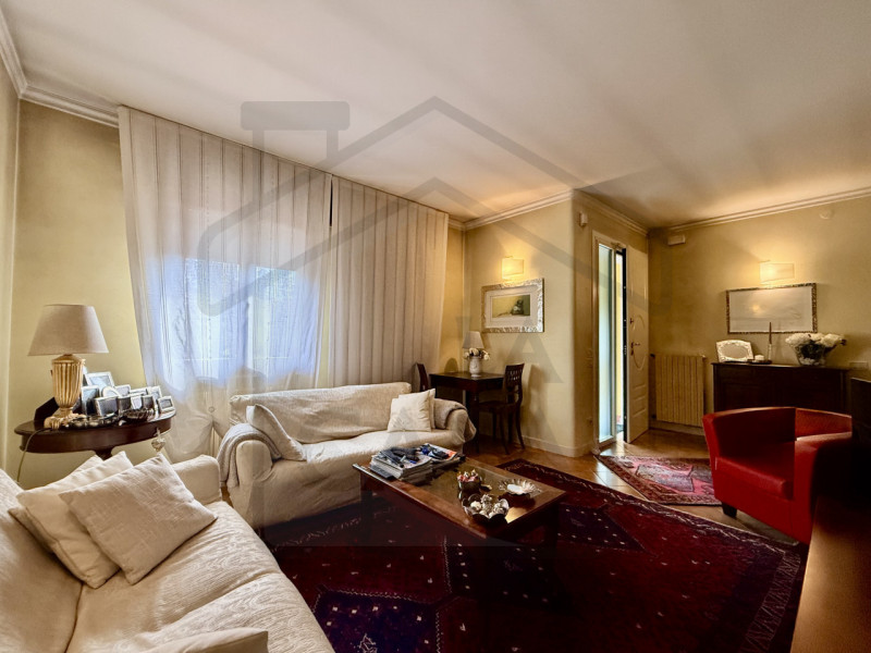 ABANO TERME - In uno dei quartieri più verdi e prestigiosi di Abano Terme, immersa nella quiete e...