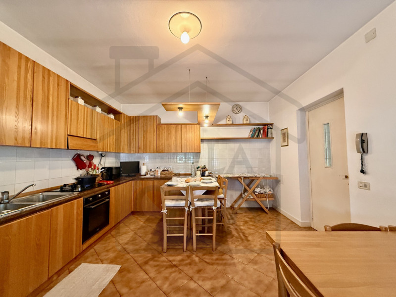 ABANO TERME - In uno dei quartieri più verdi e prestigiosi di Abano Terme, immersa nella quiete e...