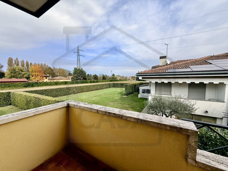 ABANO TERME - In uno dei quartieri più verdi e prestigiosi di Abano Terme, immersa nella quiete e...