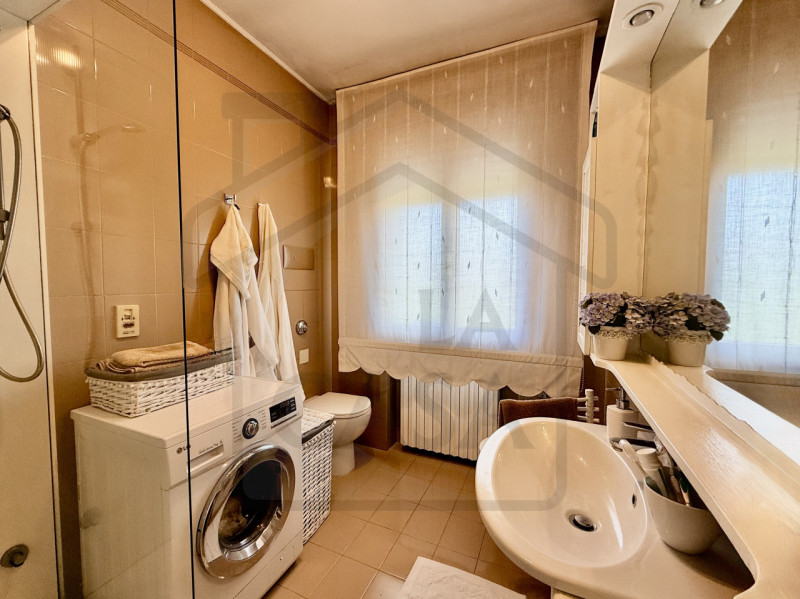 ABANO TERME - In uno dei quartieri più verdi e prestigiosi di Abano Terme, immersa nella quiete e...