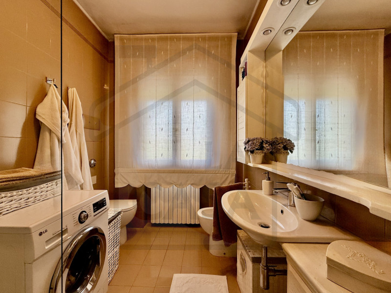 ABANO TERME - In uno dei quartieri più verdi e prestigiosi di Abano Terme, immersa nella quiete e...