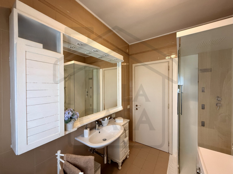 ABANO TERME - In uno dei quartieri più verdi e prestigiosi di Abano Terme, immersa nella quiete e...