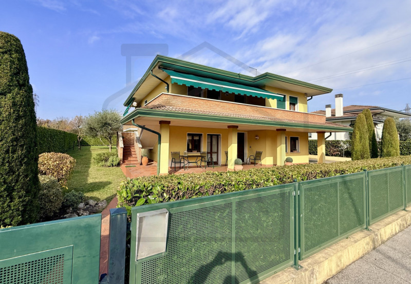 ABANO TERME - In uno dei quartieri più verdi e prestigiosi di Abano Terme, immersa nella quiete e...