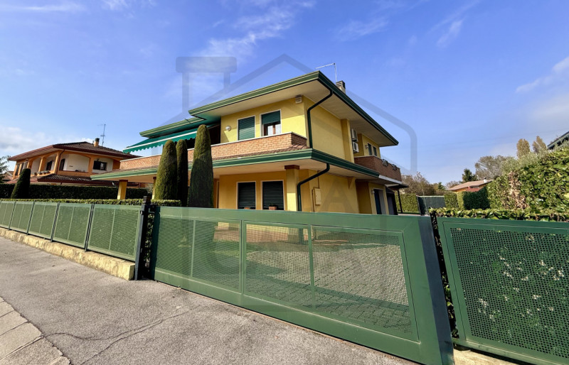 ABANO TERME - In uno dei quartieri più verdi e prestigiosi di Abano Terme, immersa nella quiete e...