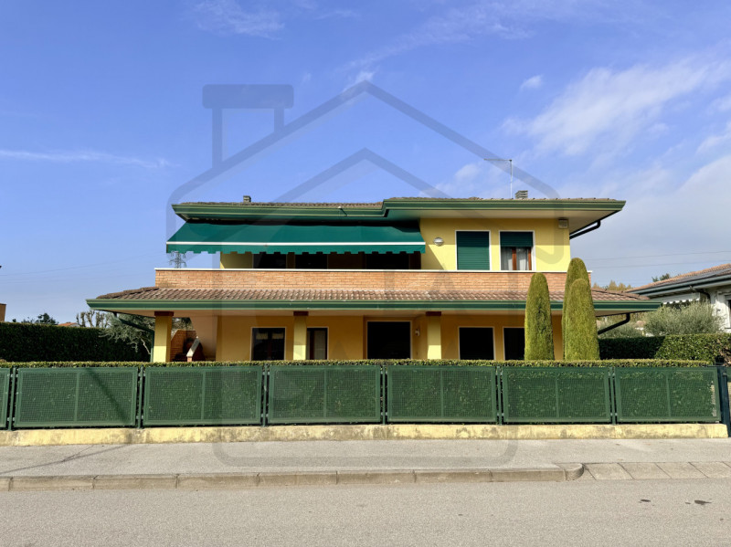 ABANO TERME - In uno dei quartieri più verdi e prestigiosi di Abano Terme, immersa nella quiete e...