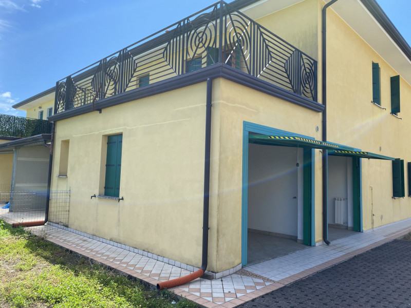 loc.lità Santa Margherita D'Adige porzione di casa di testa dai spazi ben distribuiti, ingresso s...