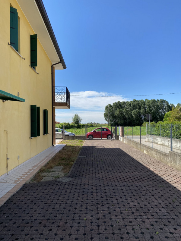loc.lità Santa Margherita D'Adige porzione di casa di testa dai spazi ben distribuiti, ingresso s...