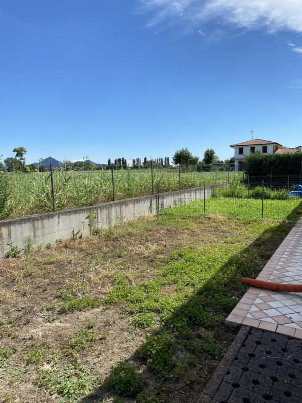 loc.lità Santa Margherita D'Adige porzione di casa di testa dai spazi ben distribuiti, ingresso s...