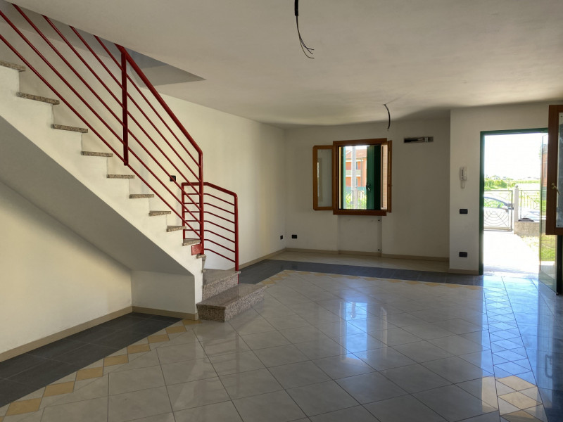 loc.lità Santa Margherita D'Adige porzione di casa di testa dai spazi ben distribuiti, ingresso s...