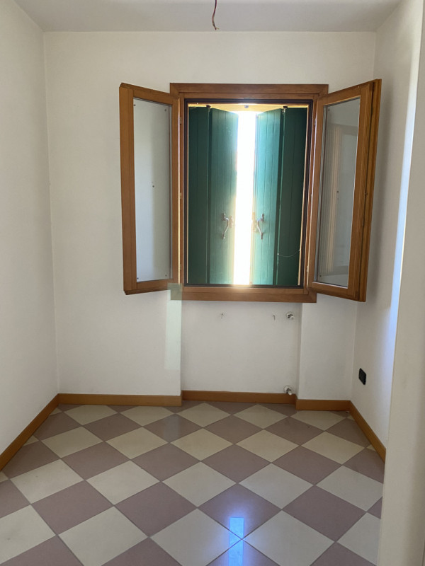 loc.lità Santa Margherita D'Adige porzione di casa di testa dai spazi ben distribuiti, ingresso s...