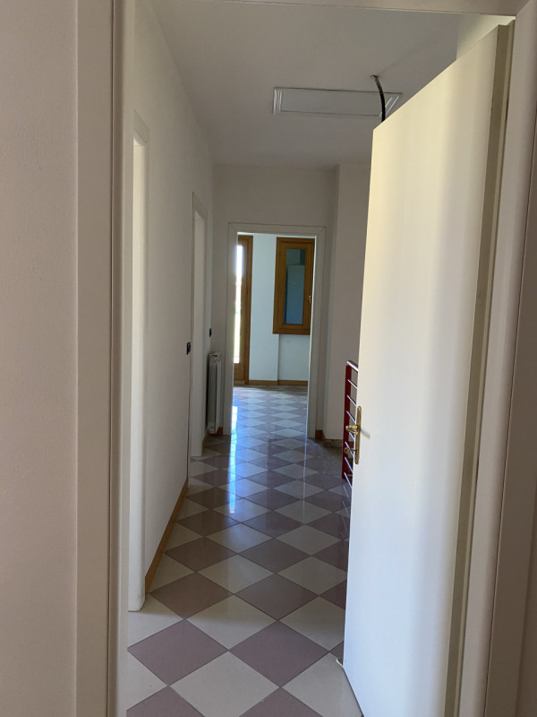 loc.lità Santa Margherita D'Adige porzione di casa di testa dai spazi ben distribuiti, ingresso s...