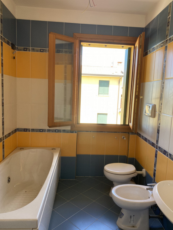 loc.lità Santa Margherita D'Adige porzione di casa di testa dai spazi ben distribuiti, ingresso s...