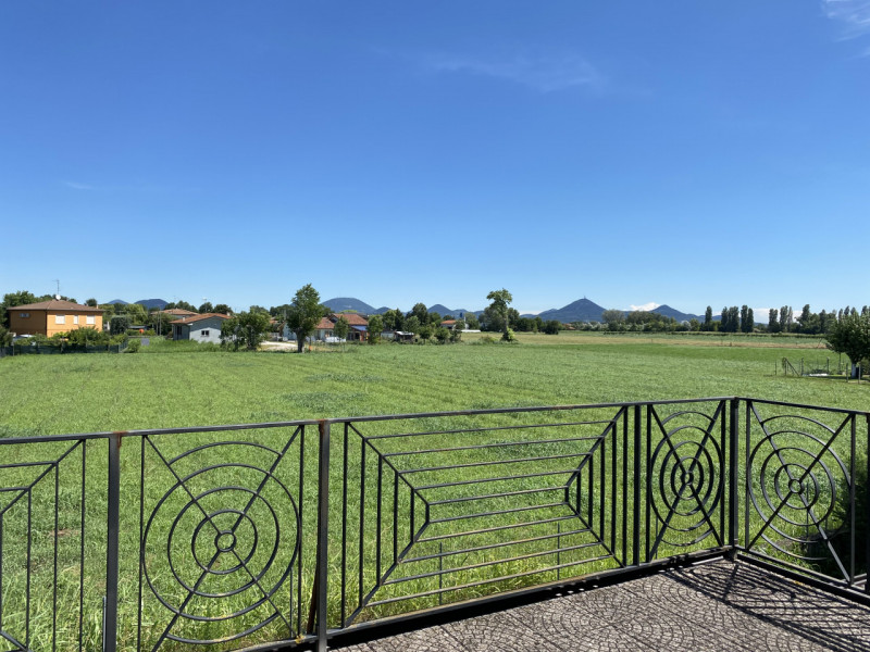 loc.lità Santa Margherita D'Adige porzione di casa di testa dai spazi ben distribuiti, ingresso s...