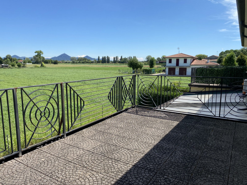 loc.lità Santa Margherita D'Adige porzione di casa di testa dai spazi ben distribuiti, ingresso s...
