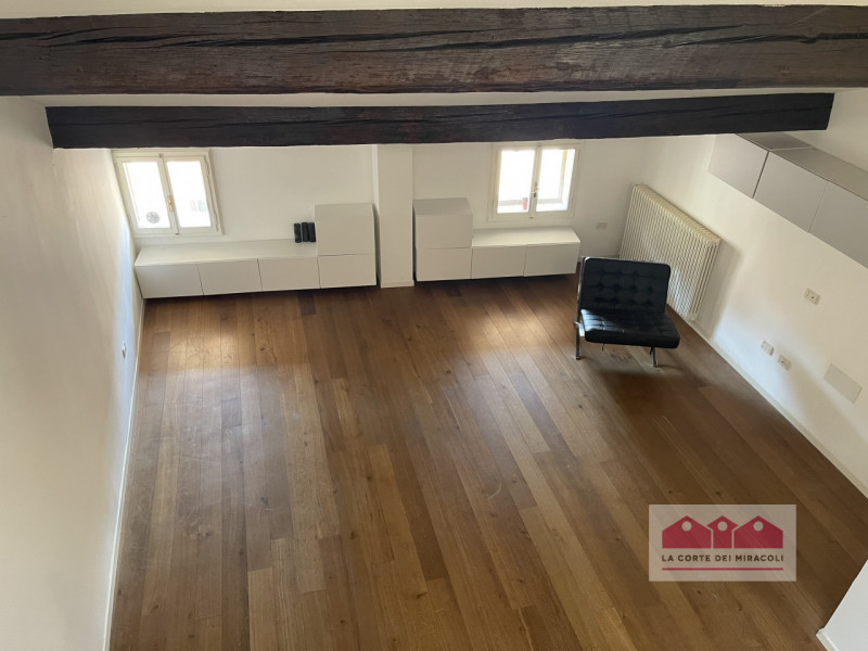 CENTRO STORICO: BICAMERE DI MQ. 100 ALL'ULTIMO PIANO. INGRESSO, CUCINA ARREDATA, SOGGIORNO, 2 CAM...