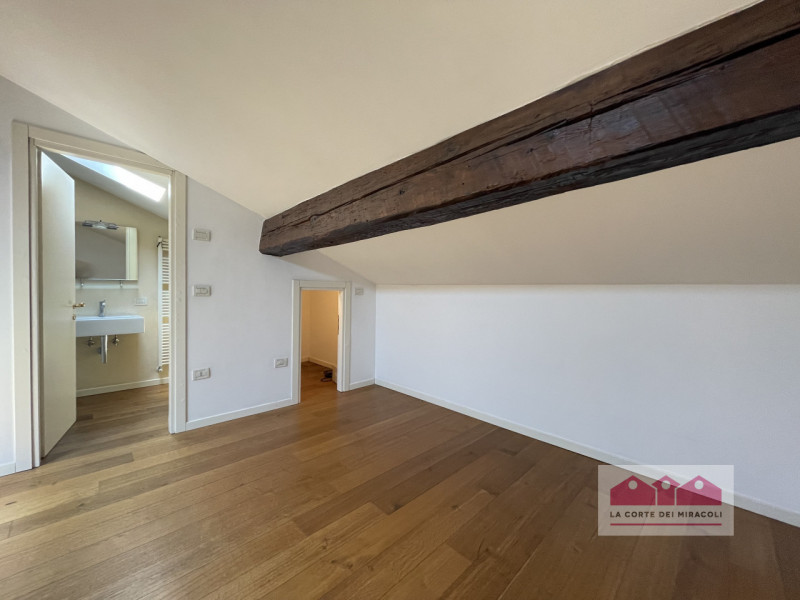 CENTRO STORICO: BICAMERE DI MQ. 100 ALL'ULTIMO PIANO. INGRESSO, CUCINA ARREDATA, SOGGIORNO, 2 CAM...