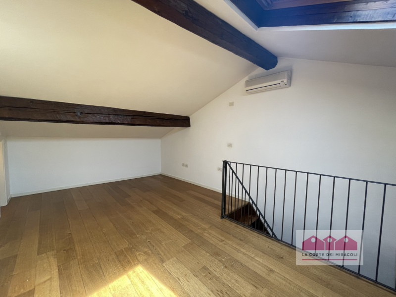 CENTRO STORICO: BICAMERE DI MQ. 100 ALL'ULTIMO PIANO. INGRESSO, CUCINA ARREDATA, SOGGIORNO, 2 CAM...