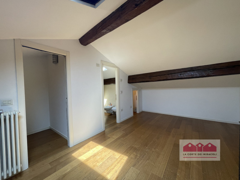 CENTRO STORICO: BICAMERE DI MQ. 100 ALL'ULTIMO PIANO. INGRESSO, CUCINA ARREDATA, SOGGIORNO, 2 CAM...