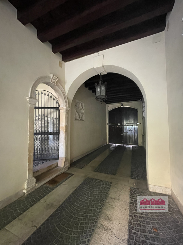 CENTRO STORICO: BICAMERE DI MQ. 100 ALL'ULTIMO PIANO. INGRESSO, CUCINA ARREDATA, SOGGIORNO, 2 CAM...