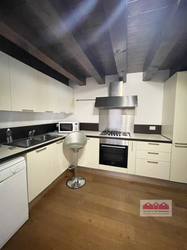 CENTRO STORICO: BICAMERE DI MQ. 100 ALL'ULTIMO PIANO. INGRESSO, CUCINA ARREDATA, SOGGIORNO, 2 CAM...