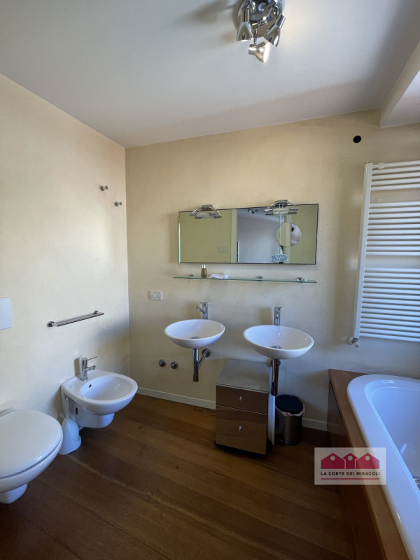 CENTRO STORICO: BICAMERE DI MQ. 100 ALL'ULTIMO PIANO. INGRESSO, CUCINA ARREDATA, SOGGIORNO, 2 CAM...