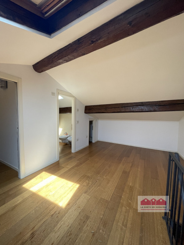 CENTRO STORICO: BICAMERE DI MQ. 100 ALL'ULTIMO PIANO. INGRESSO, CUCINA ARREDATA, SOGGIORNO, 2 CAM...