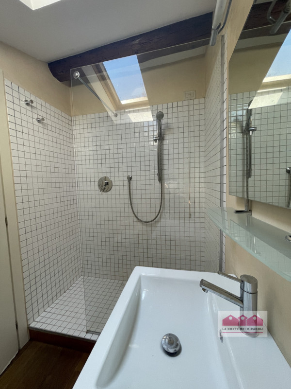 CENTRO STORICO: BICAMERE DI MQ. 100 ALL'ULTIMO PIANO. INGRESSO, CUCINA ARREDATA, SOGGIORNO, 2 CAM...