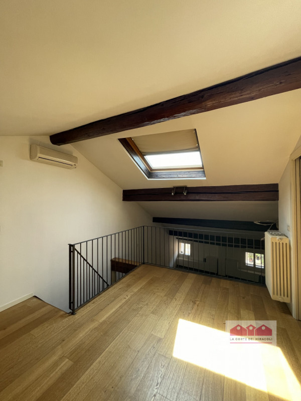 CENTRO STORICO: BICAMERE DI MQ. 100 ALL'ULTIMO PIANO. INGRESSO, CUCINA ARREDATA, SOGGIORNO, 2 CAM...