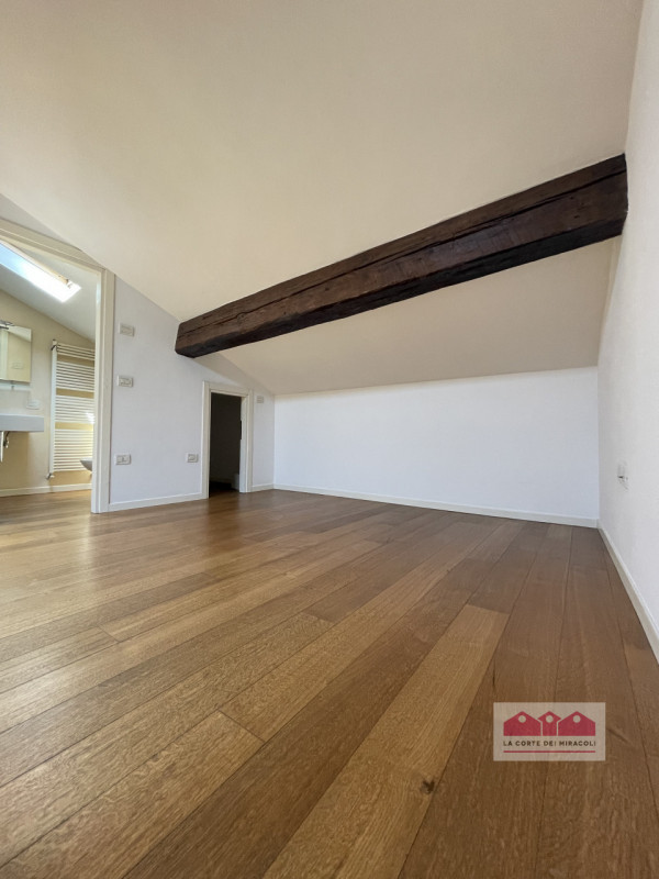 CENTRO STORICO: BICAMERE DI MQ. 100 ALL'ULTIMO PIANO. INGRESSO, CUCINA ARREDATA, SOGGIORNO, 2 CAM...