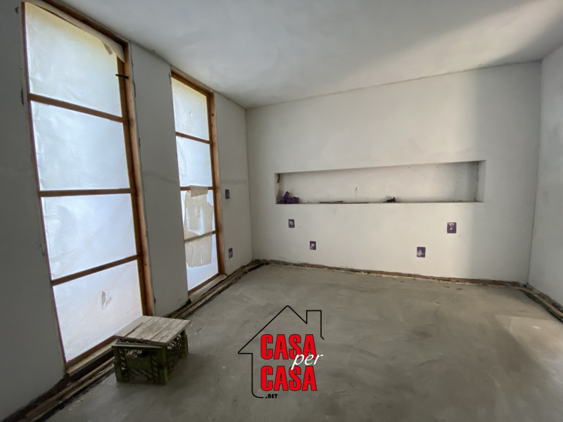 In posizione centrale e comodissima a tutti i servizi, in centro al paese, proponiamo villa singo...