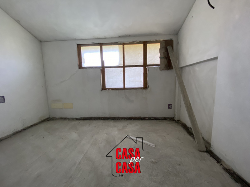 In posizione centrale e comodissima a tutti i servizi, in centro al paese, proponiamo villa singo...