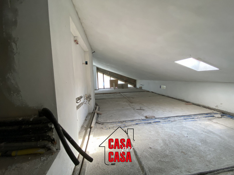 In posizione centrale e comodissima a tutti i servizi, in centro al paese, proponiamo villa singo...